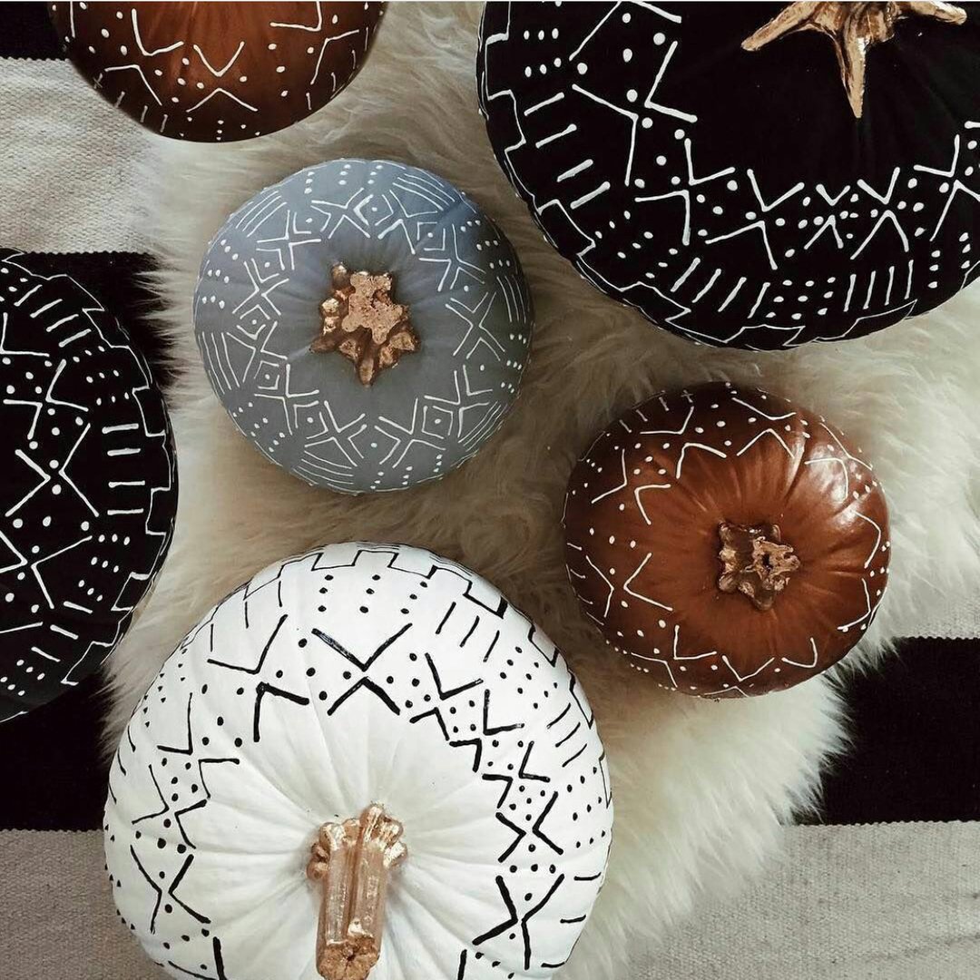 I love these fun, modern pumpkins! Do you immediately bring out the Christmas decor or do you leave some pumpkins around for thanksgiving?

📸@larkmountainmodern
.
.
.

.
 #decor #decoration #decoracao #decora #decorating #decorations #decoracion #decorate #decorative #decoraca