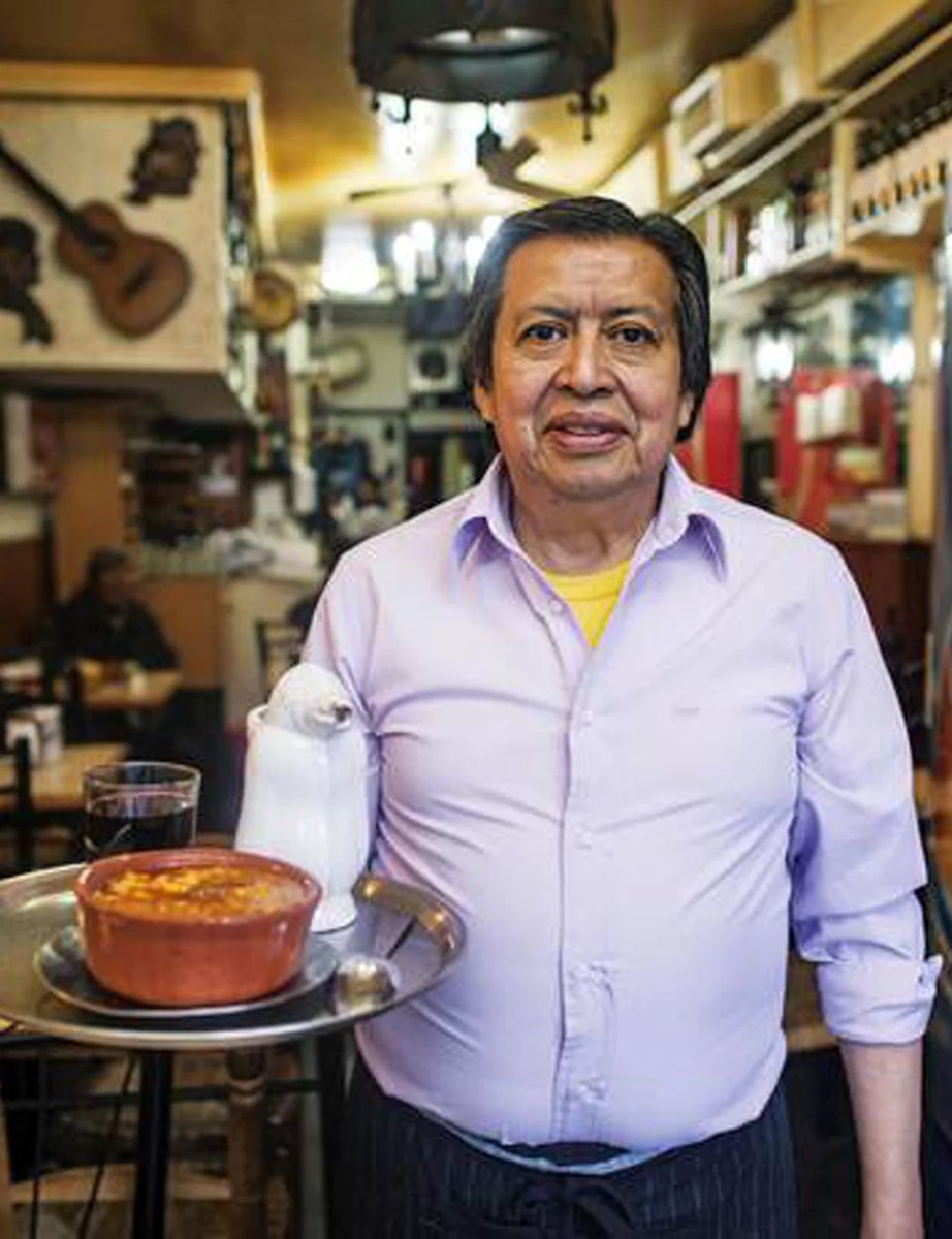 aguscanaparo's tweet photo. Evitemos el cierre de la clásica pulperia Ña Serapia. Este miércoles 3 de noviembre, a partir de las 19hs, Héctor los espera con sus famosas empanadas salteñas. https://t.co/IeAOt36XqE