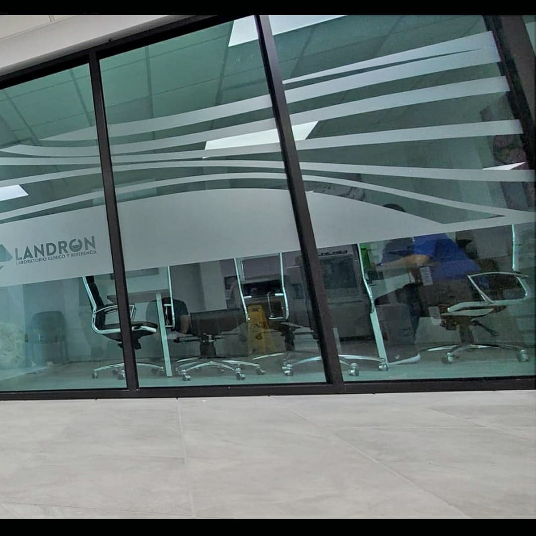 Vsualmente's tweet photo. Vinyl #Frosted interior y exterior para rotulación de @laboratoriomlandron #ImprentaPR #imprenta #puertorico🇵🇷 #printing #frostedglass #frostedwindow #frostedvinyl #vinylwrap #windowfilm #privacy #signage #shoplocal #shoppr #vsualmentepr #rotulacion #branding #stickers https://t.co/46CYL2iKfr