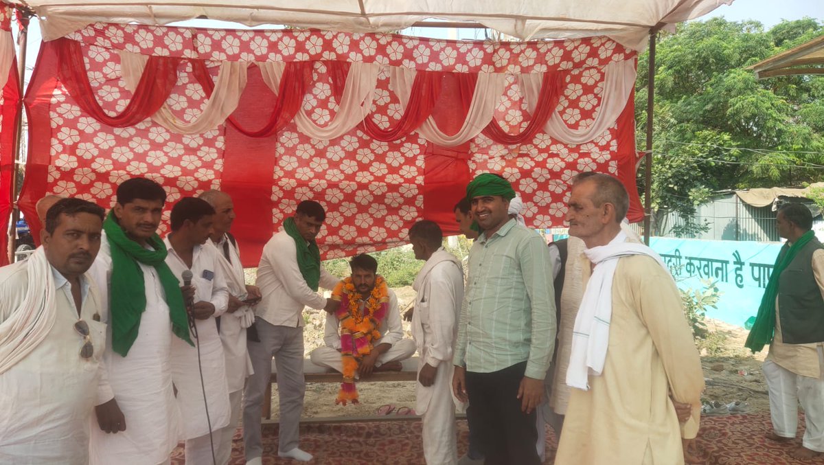yograj_khubber's tweet photo. डीएपी खाद के लिए नरवाना एसडीएम ऑफिस के सामने भाई @ashokdanoda ने अनिश्चित काल भूख हड़ताल शुरू कर दी है, ये है असली किसान का बेटा l 
संयुक्त किसान मोर्चा जिंदाबाद
किसान मजदूर एकता जिंदाबाद✊
#FarmersProtest https://t.co/KD3yCiat7s