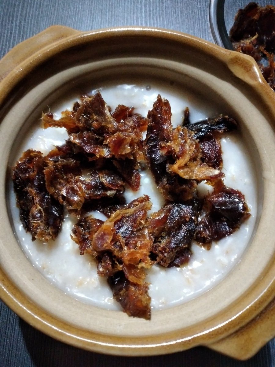 lady_veronica04's tweet photo. Very warm whole rolled oatmeal topped with dried dates for dinner.
#dîner #fiberrichfood https://t.co/GwlqigDdin