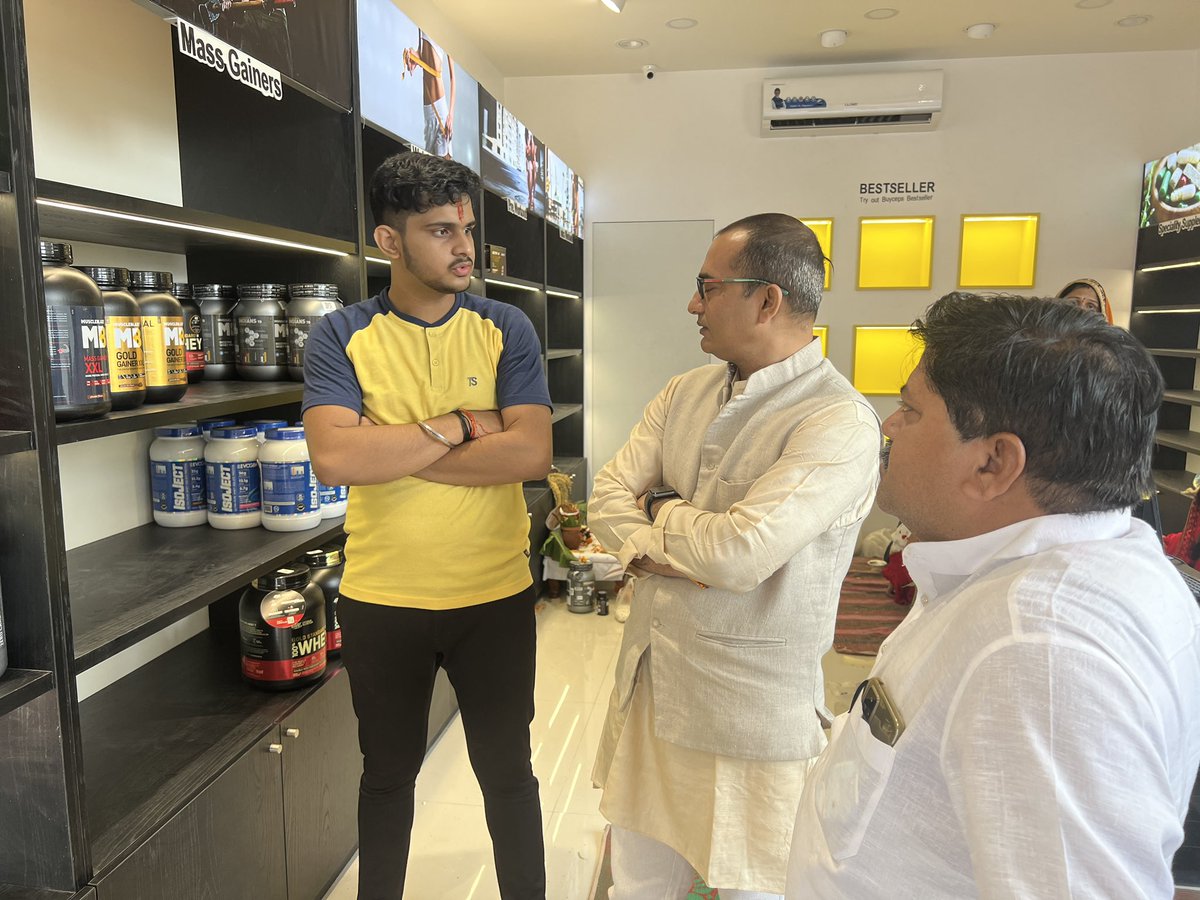 ajaysahucgpcc's tweet photo. बहुत ही प्रिय भतीजे आदित्य सिंह के नवीन संस्थान #buyceps के शुभारंभ अवसर पर शामिल हो अपनी शुभकामनाए प्रेषित की,तेलिबांधा के अरीना टावर पर है,आपको यहाँ उचित दामों पर प्रोटीन,मल्टी विटामिन आदि मिलेंगे,कृपया भतीजे को आप सभी का स्नेह मिले ऐसी कामना करता हूँ। https://t.co/D1lFHSwVqV