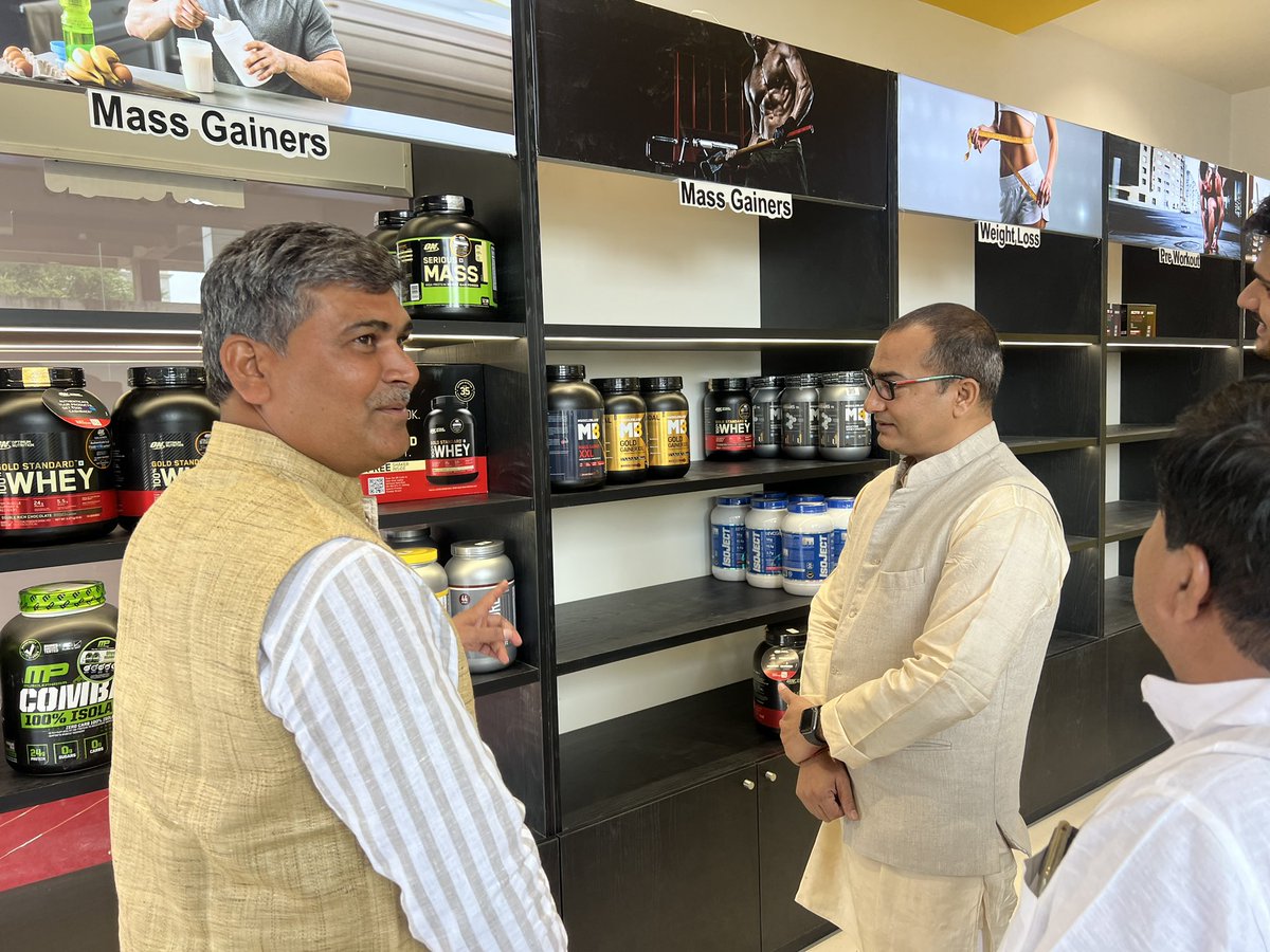 ajaysahucgpcc's tweet photo. बहुत ही प्रिय भतीजे आदित्य सिंह के नवीन संस्थान #buyceps के शुभारंभ अवसर पर शामिल हो अपनी शुभकामनाए प्रेषित की,तेलिबांधा के अरीना टावर पर है,आपको यहाँ उचित दामों पर प्रोटीन,मल्टी विटामिन आदि मिलेंगे,कृपया भतीजे को आप सभी का स्नेह मिले ऐसी कामना करता हूँ। https://t.co/D1lFHSwVqV
