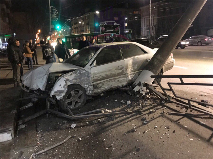 Toyota mark 2 100 разбитый. Разбитые 2. Toyota mark 2 100 разбитый. Toyota mark 2 столб. Разбитые 2.