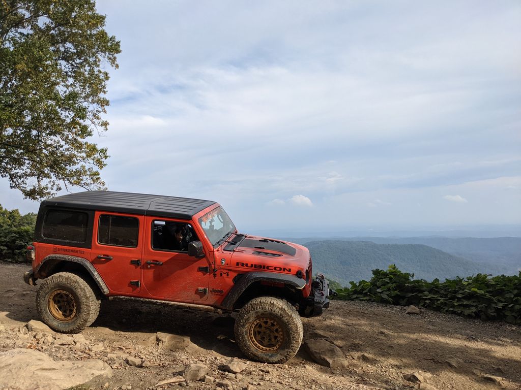 OffroadSynth's tweet photo. Taking in the views. #offroadsynthetics #roamn #jack_o #builtnotbought #dailydrivencrawler #jeepjl #jeepbadgeofhonor #windrockpark https://t.co/oE0KzSt6zV