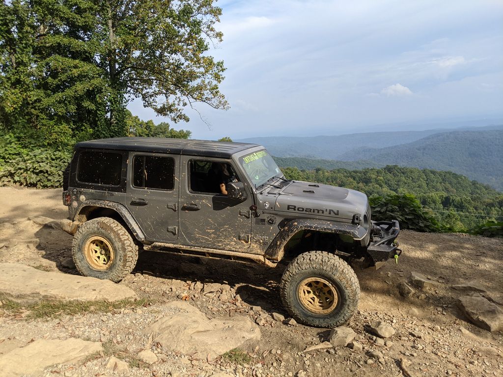 OffroadSynth's tweet photo. Taking in the views. #offroadsynthetics #roamn #jack_o #builtnotbought #dailydrivencrawler #jeepjl #jeepbadgeofhonor #windrockpark https://t.co/oE0KzSt6zV