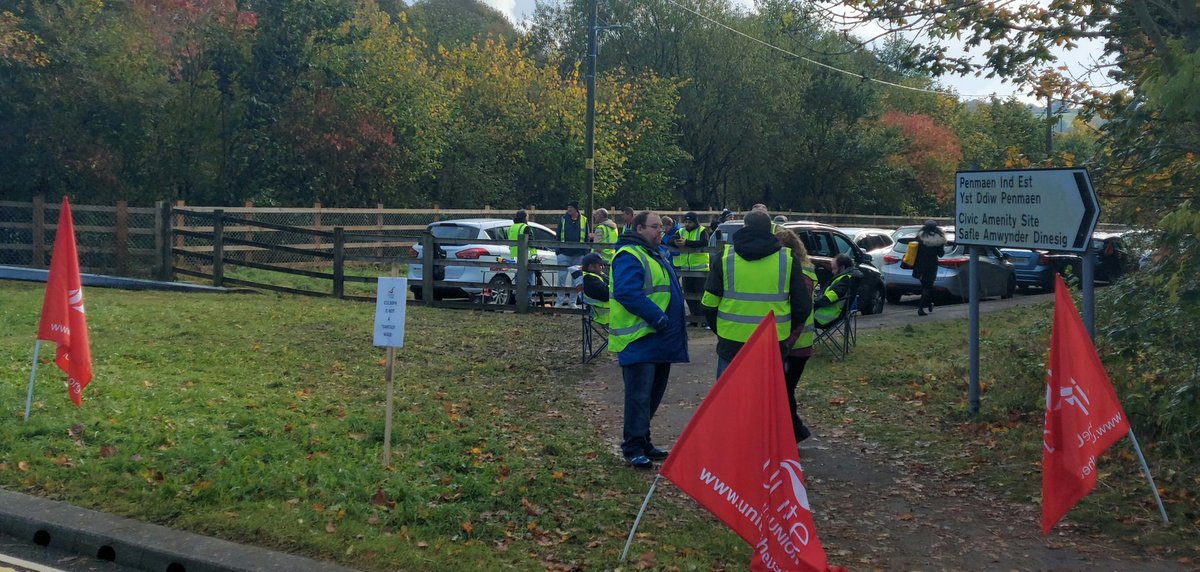 garethbeech's tweet photo. Day 10 of strike action at Stagecoach Blackwood Depot where the pay talks resume. Lots of drivers here from Cwmbran and Brynmawr depots too.๐ค#CheersDrive
#Busdriversrule https://t.co/sqJLYjgLJi