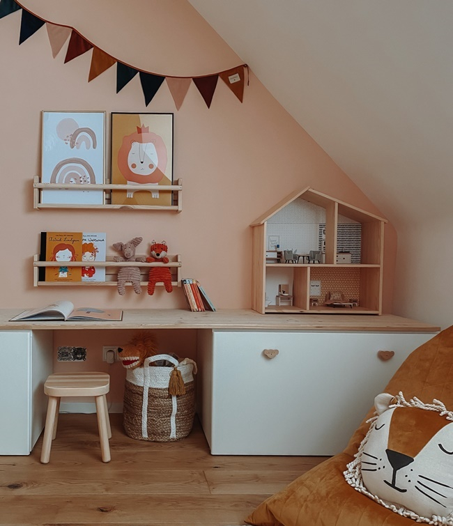 Hoy queremos acercaros uno de esos proyectos que enamoran. Una habitación infantil que ha cuidado hasta el máximo cualquier detalle, desde la paleta de colores hasta los muebles o textiles incluidos. Un dormitorio infantil que es capaz de arroparnos incluso a través de las im�
