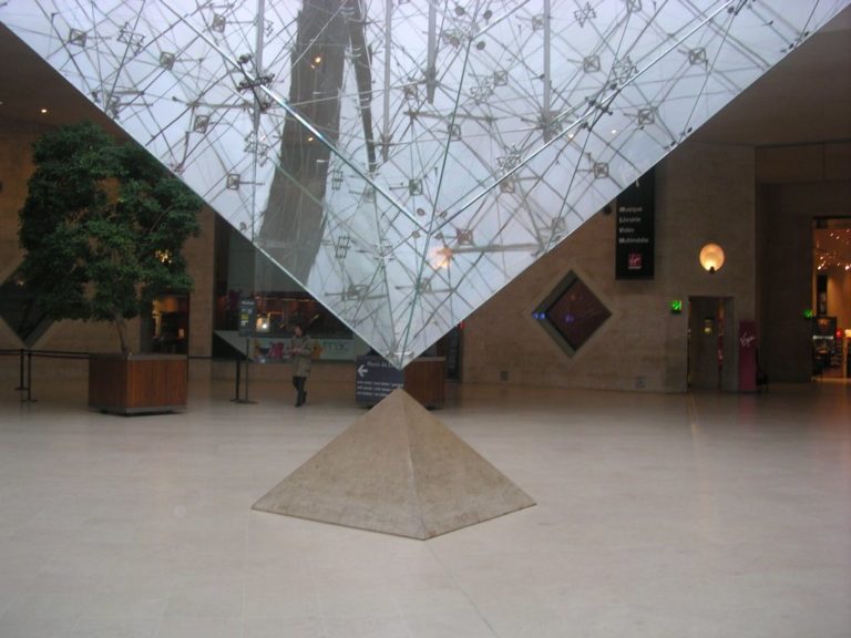 ZionKabbalah's tweet photo. De la même manière, la pyramide qui sert d’entrée dans la cour du Louvre représente le principe Masculin alors que celle située au sous-sol, inversée à l’image d’un calice, représente le principe Féminin enfoui, caché.

#Nom #Nombre #LosAnges #Lys #PuitsDeLumière https://t.co/lounqZu6eY