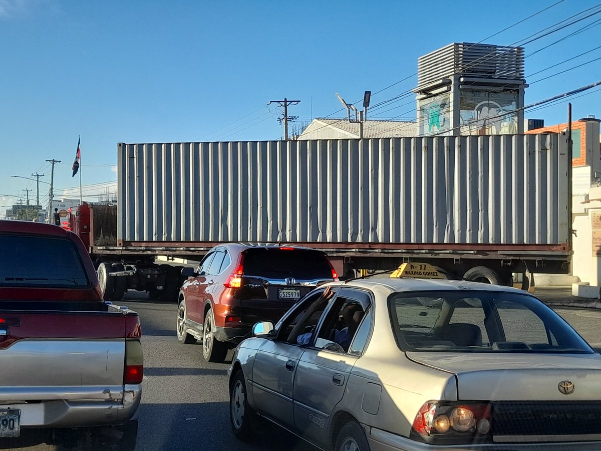 erickdorrejo's tweet photo. La regulacion permanente del transporte de carga en el Distrito Nacional, se alcanzara al implementar un plan para la sustitucion del suelo industrial en el territorio capitalino.
Debe ser una accion planificada, que se convierta en una ganancia para todos los involucrados. https://t.co/NOmFdvkeor
