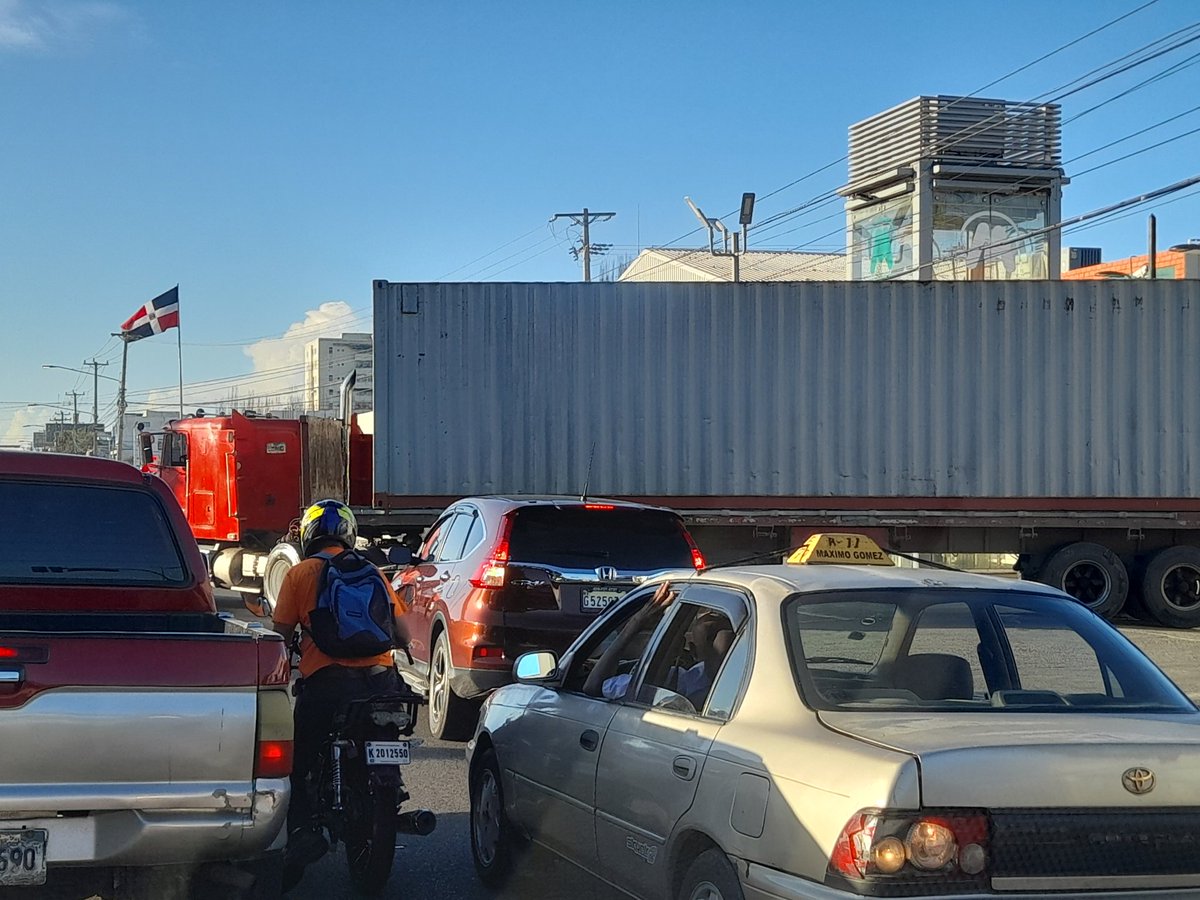 erickdorrejo's tweet photo. La regulacion permanente del transporte de carga en el Distrito Nacional, se alcanzara al implementar un plan para la sustitucion del suelo industrial en el territorio capitalino.
Debe ser una accion planificada, que se convierta en una ganancia para todos los involucrados. https://t.co/NOmFdvkeor