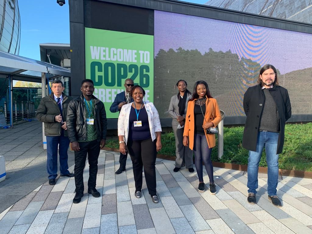 FairtradeUK's tweet photo. We’re at #COP26 for the next 2 weeks to remind politicians to be fair with their $100bn climate promise. #BeFairCOP26 

They need to listen to farmers’ expertise and invest in farming communities as they face the climate crisis head on. 

Find out more: https://t.co/gaEm6EmwXc https://t.co/DiIhT3Hwuz