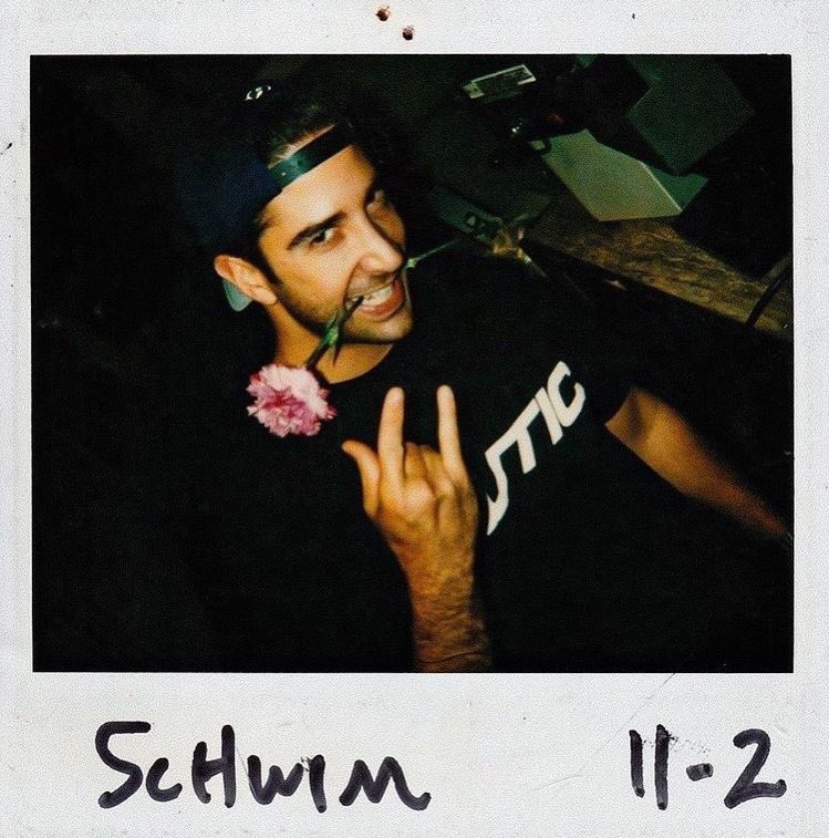 HAPPY BIRTHDAY DAVID SCHWIMMER thank you so much for always cracking me up with your incredible facial expression 