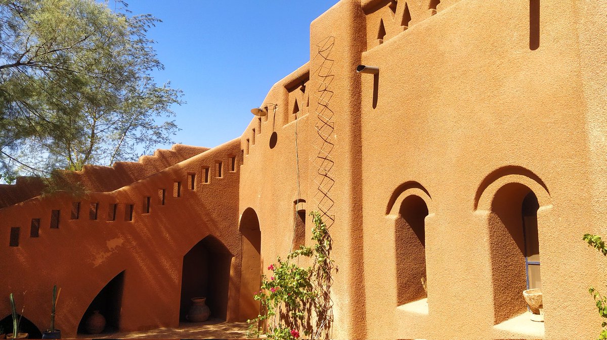 oumou_kane's tweet photo. Une autre perle de #Agadez c'est l'auberge #Azel. 
Une agréable et charmante résidence, en matériaux locaux,dans son écrin de bougainvilliers qui offre ombre et fraîcheur aux visiteurs et aux résidents. 
#AgadezTrip #VisitNiger https://t.co/MLjMCnpb8r