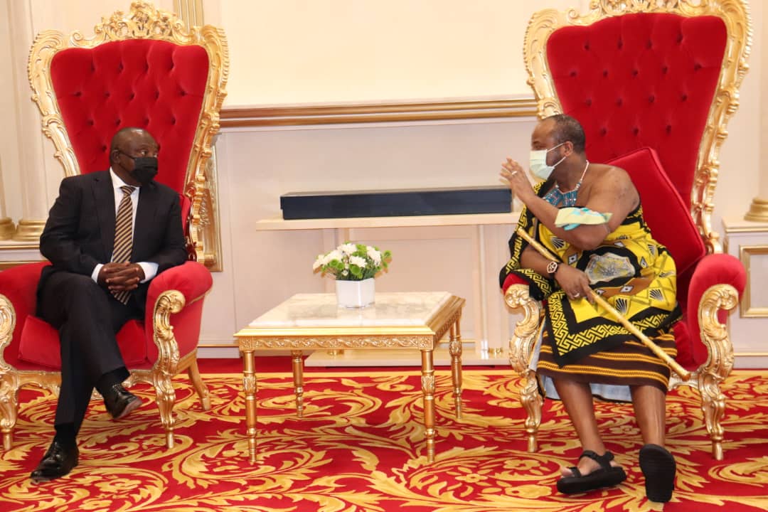 TheSeniorMafia's tweet photo. Mswati to Ramaphosa : aw boy, what you did in Marikana was nothing... Ungibonile mine?
#EswatiniProtests https://t.co/uSCfTJMzxG