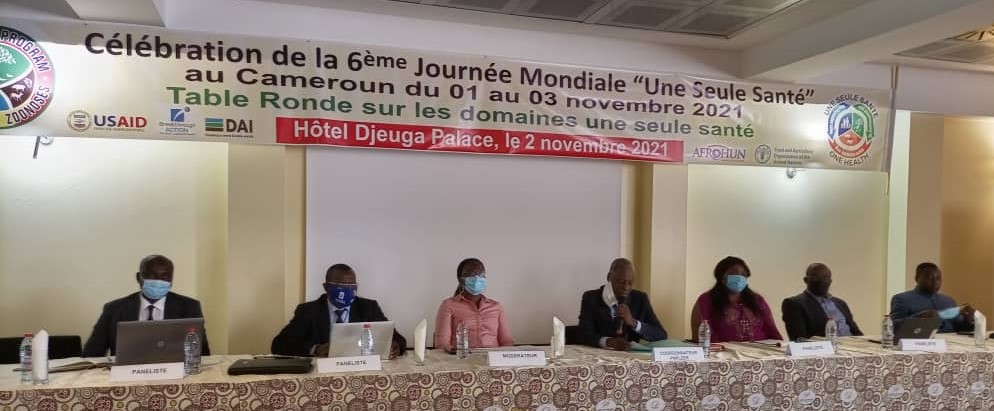 CmrZoonoses's tweet photo. Les activités de la Journée Mondiale #OneHealth se poursuivent ce jour avec une table-ronde sur les domaines de l'approche USS: vaccination, sécurité sanitaire des aliments, résistance aux antimicrobiens, transmission des maladies vectorielles, etc. #237ZoonosesProgram #Cameroun https://t.co/S7pPXI3bPh