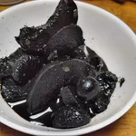 あとで土に還してやるか…30年モノのフルーツポンチ缶を開けたら真っ黒でした。