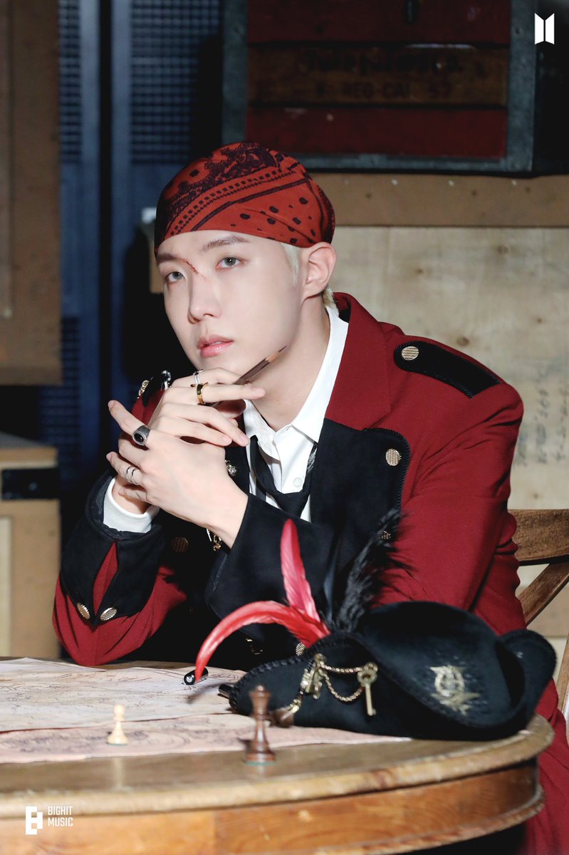 tanniegallery's tweet photo. 021121 BTS Season’s Greetings 2022 Naver Post 
(3)
<Hoseok>
#BTS @BTS_twt https://t.co/sd1xqkvd87