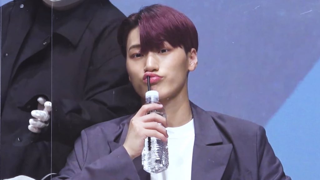 sankaissed's tweet photo. even the way san drinks water is cute ☹️ https://t.co/lns4nmLLHV