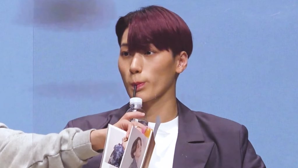 sankaissed's tweet photo. even the way san drinks water is cute ☹️ https://t.co/lns4nmLLHV