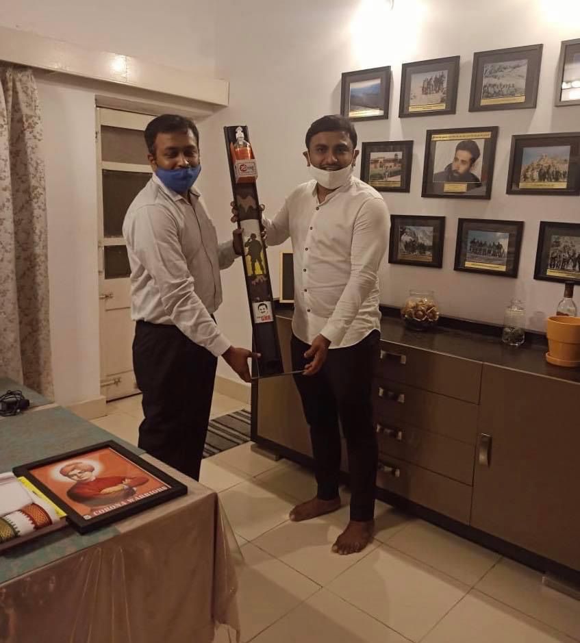 JagdishRChandra's tweet photo. 2021 ರ ಸಾಲಿನ ಕನ್ನಡ ರಾಜ್ಯೋತ್ಸವ ಪ್ರಶಸ್ತಿಗೆ ಭಾಜನರಾಗಿರುವ, ಕಾರ್ಗಿಲ್ ಕದನದಲ್ಲಿ ಸೇವೆ ಸಲ್ಲಿಸಿದ ವೀರ ಯೋಧ ಕ್ಯಾಪ್ಟನ್ ನವೀನ್ ನಾಗಪ್ಪ ಅವರನ್ನು ಭೇಟಿ ಮಾಡಿ ಗೌರವಿಸಲಾಯಿತು. https://t.co/cxE4QrjbR0