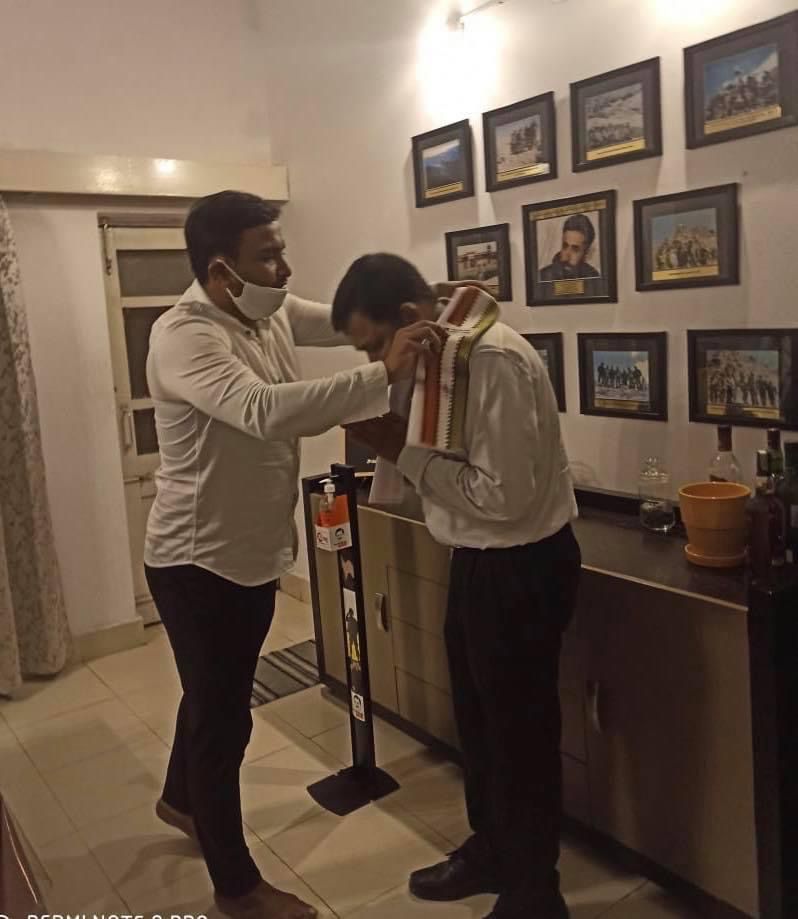 JagdishRChandra's tweet photo. 2021 ರ ಸಾಲಿನ ಕನ್ನಡ ರಾಜ್ಯೋತ್ಸವ ಪ್ರಶಸ್ತಿಗೆ ಭಾಜನರಾಗಿರುವ, ಕಾರ್ಗಿಲ್ ಕದನದಲ್ಲಿ ಸೇವೆ ಸಲ್ಲಿಸಿದ ವೀರ ಯೋಧ ಕ್ಯಾಪ್ಟನ್ ನವೀನ್ ನಾಗಪ್ಪ ಅವರನ್ನು ಭೇಟಿ ಮಾಡಿ ಗೌರವಿಸಲಾಯಿತು. https://t.co/cxE4QrjbR0