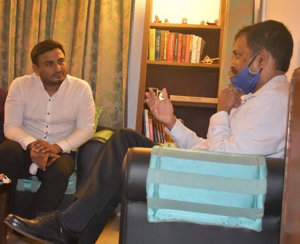 JagdishRChandra's tweet photo. 2021 ರ ಸಾಲಿನ ಕನ್ನಡ ರಾಜ್ಯೋತ್ಸವ ಪ್ರಶಸ್ತಿಗೆ ಭಾಜನರಾಗಿರುವ, ಕಾರ್ಗಿಲ್ ಕದನದಲ್ಲಿ ಸೇವೆ ಸಲ್ಲಿಸಿದ ವೀರ ಯೋಧ ಕ್ಯಾಪ್ಟನ್ ನವೀನ್ ನಾಗಪ್ಪ ಅವರನ್ನು ಭೇಟಿ ಮಾಡಿ ಗೌರವಿಸಲಾಯಿತು. https://t.co/cxE4QrjbR0