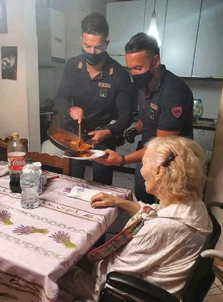 🇮🇹 En Italie, une dame âgée de 87 ans a appelé la police pour leur dire qu'elle avait faim et qu'elle se sentait seule. Ils sont alors venus chez elle, lui ont fait à manger et sont restés auprès d'elle toute la soirée afin qu'elle se sente moins seule ! 🙏 ❤