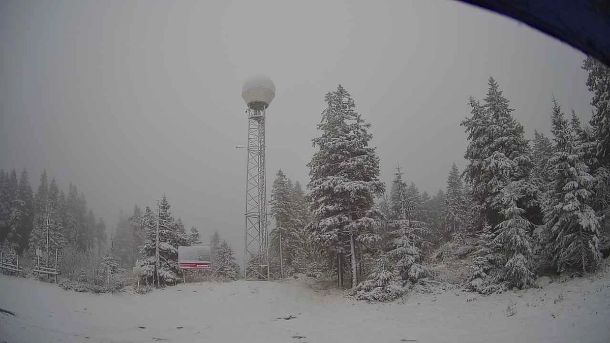MeteopressCZ's tweet photo. Na vrcholcích hor zase nasněžilo ❄️ Takhle to vypadá na českorakouské hranici na Hochfichtu (1332 m n.m.), kde máme #meteoradar
Další záběry z webkamer najdete na https://t.co/RWsODHpbUx
#zima #sníh #šumava #hochficht https://t.co/8kZtVrmhFr