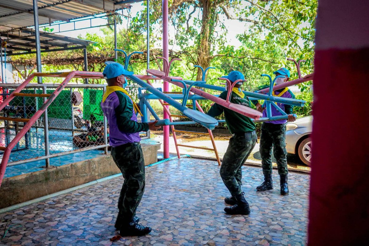 1st_Army_Area's tweet photo. "จิตอาสาเตรียม ความพร้อมให้น้องมาเรียน"
กองพลทหารราบที่ 2 รักษาพระองค์ จัดกำลังพลจิตอาสา ทำความสะอาดสิ่งป่นเปื้อน ตัดหญ้า ปรับภูมิทัศน์​แและจัดเตรียมสถานที่ห้องเรียนภายในโรงเรียนบ้านย่านนางวิ่ง จ.ปราจีนบุรี
#จิตอาสา
#ศูนย์ประชาสัมพันธ์กองทัพภาคที่๑
#กองพลทหารราบที่๒รักษาพระองค์ https://t.co/eNZY3HMlk4