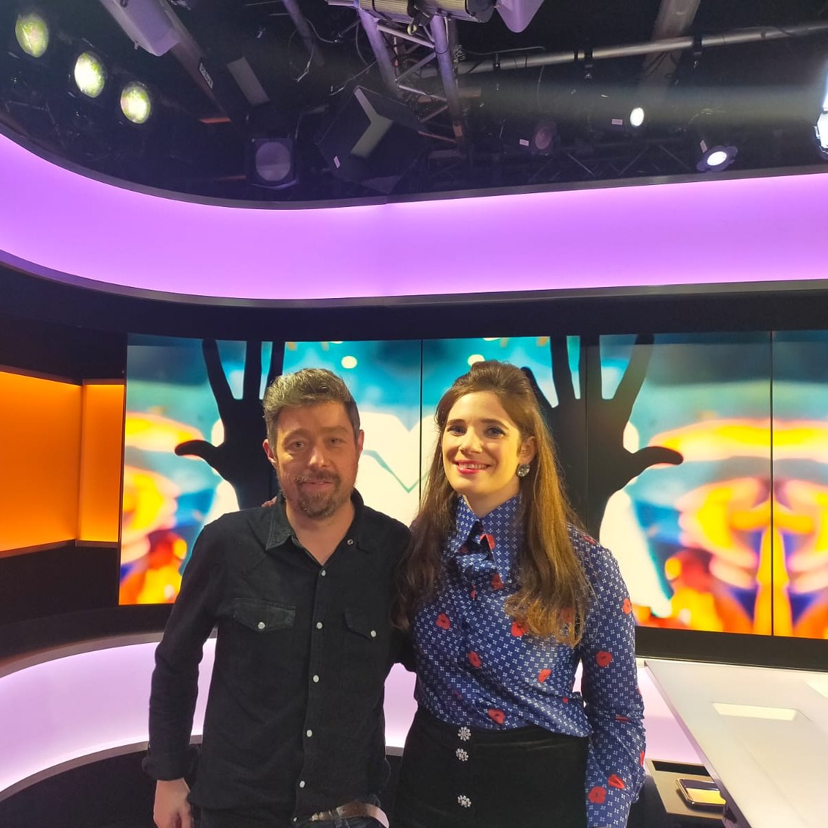 Had a lovely chat about delving into the world of #LeonardCohen with @hburnsmusic who is currently touring his excellent record #BurnsOnTheWire. Plus new music by @DianaRoss @curtisharding & @snailmail . Watch full @france24_en @EncoreF24 show here:
youtube.com/watch?v=rgqRQn…