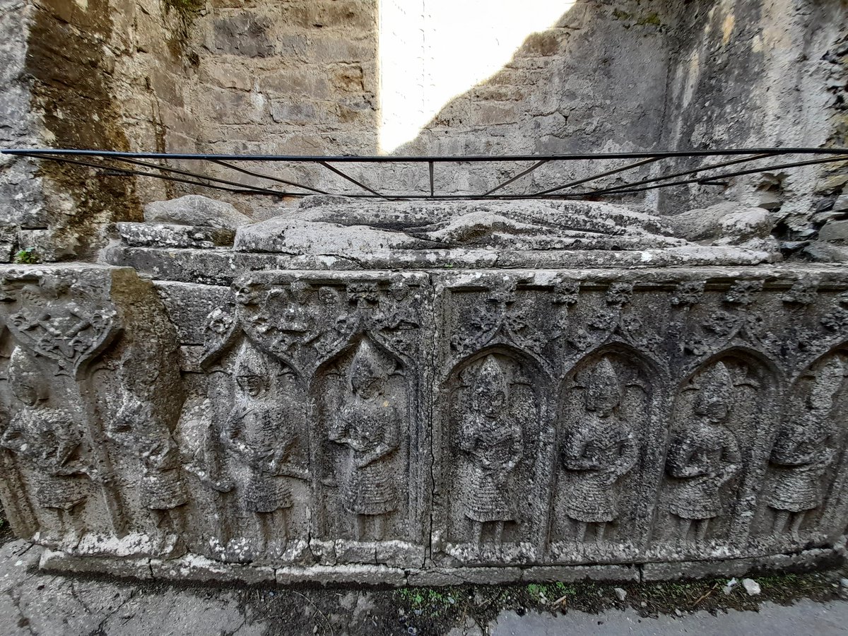 deciek's tweet photo. An amazing tomb at Roscommon Priory (in spite of the fence); containing a rare representation of #gallowglass soldiers (professional warriors in helmets &amp; mail) along the panel. Last 2 pics show more detail of the warriors (7 with a sword, 1 with gallowglass axe). #tombtuesday https://t.co/is8VczxXdX
