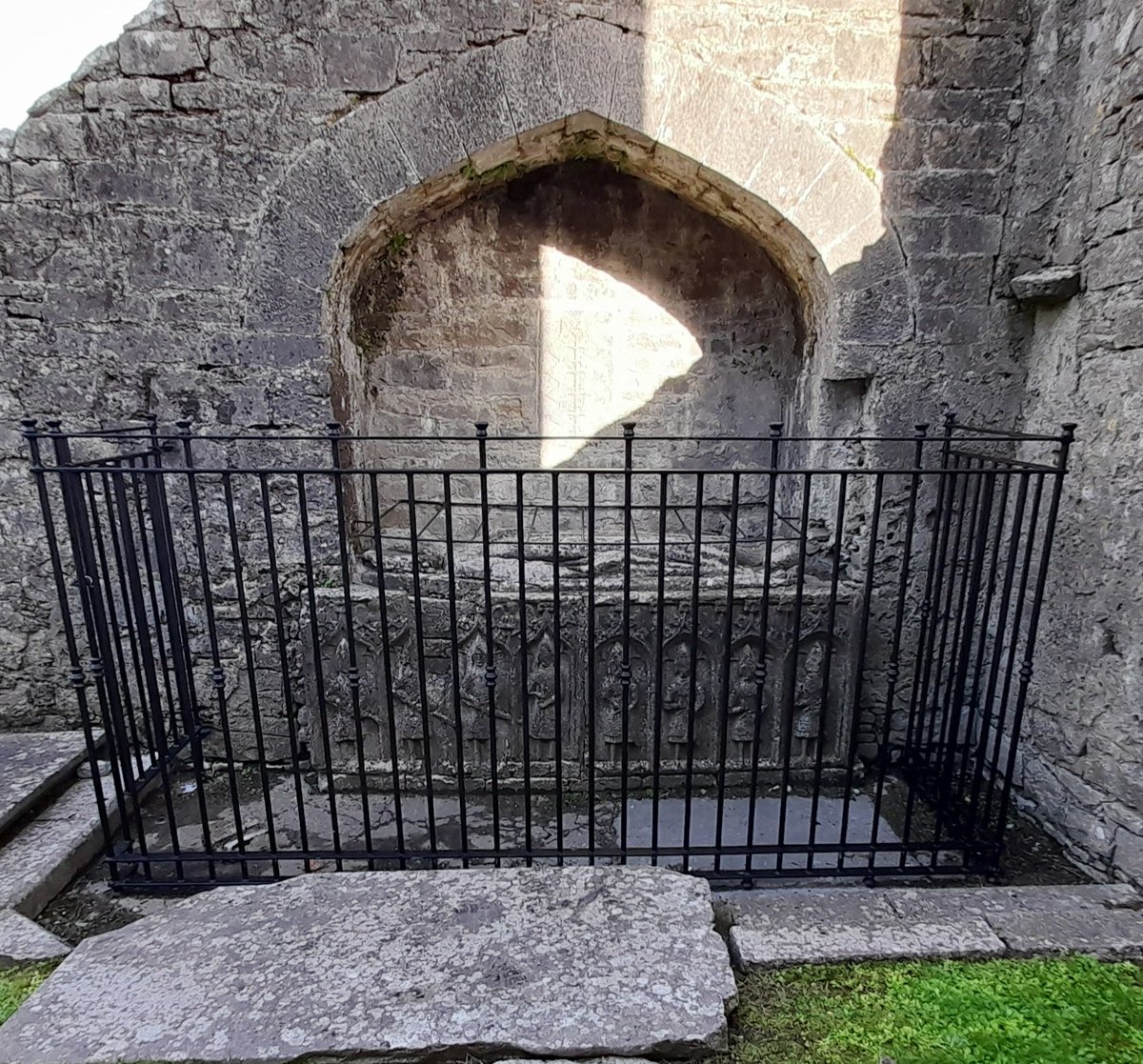 deciek's tweet photo. An amazing tomb at Roscommon Priory (in spite of the fence); containing a rare representation of #gallowglass soldiers (professional warriors in helmets &amp; mail) along the panel. Last 2 pics show more detail of the warriors (7 with a sword, 1 with gallowglass axe). #tombtuesday https://t.co/is8VczxXdX