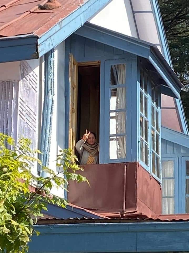 ashwanis1208's tweet photo. #LSbypoll.Pratibha Singh at Holly Lodge , private bungalow at Shimla waves her supporters with victory sign https://t.co/h1UO6Yn7Mb