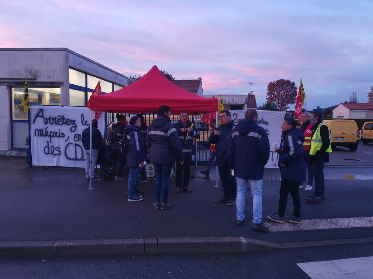 sudptt4485's tweet photo. #LaPoste en grève ce matin #StSebastien et #StJulien se regroupent à Saint-Julien pour forcer les négociations https://t.co/x87KCy5Wgw