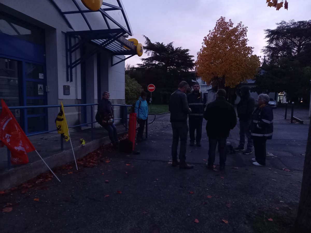 sudptt4485's tweet photo. #LaPoste en grève ce matin #StSebastien et #StJulien se regroupent à Saint-Julien pour forcer les négociations https://t.co/x87KCy5Wgw