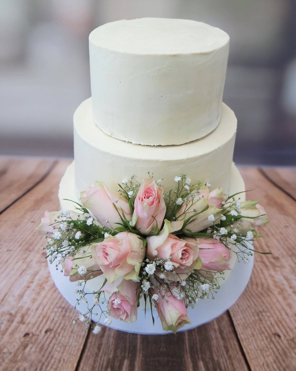 So simple.....cake plus fresh flowers = beautiful 😍💐

#bespokecakeexeter  #freshflowersandcake #freshflowers #threetiers #simplicity #roses #craftycakesexeter