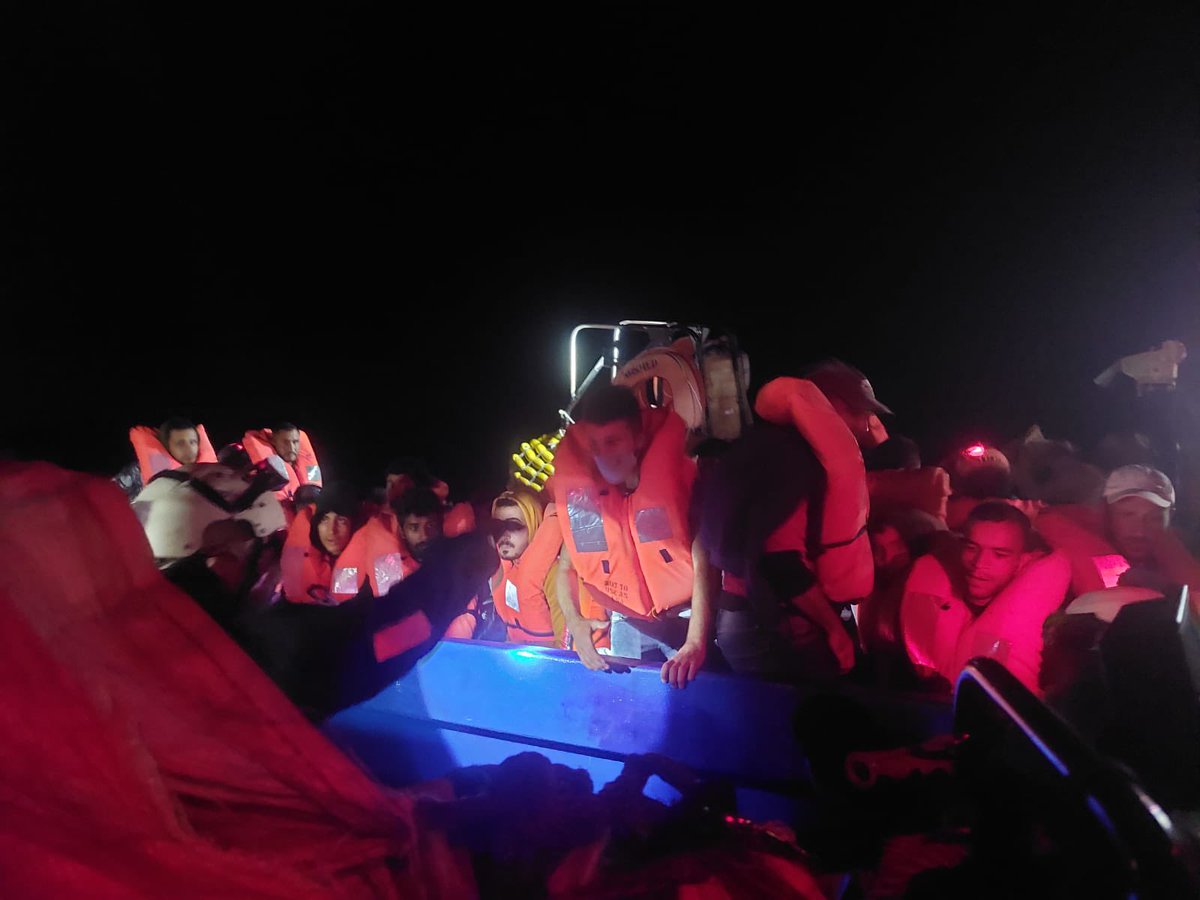SOSMedFrance's tweet photo. 🔴Au milieu de la nuit, l’#OceanViking a repéré des pers. en détresse en mer dans l’obscurité, à seulement 200m. Les membres de l’équipe ont agi vite. @SOSMedIntl a secouru 44 pers, dont 4 femmes &amp; 5 mineurs. Les rescapé.e.s sont pris en charge par l’équipe de l’@ifrc sur le pont https://t.co/B6lixXUAcR