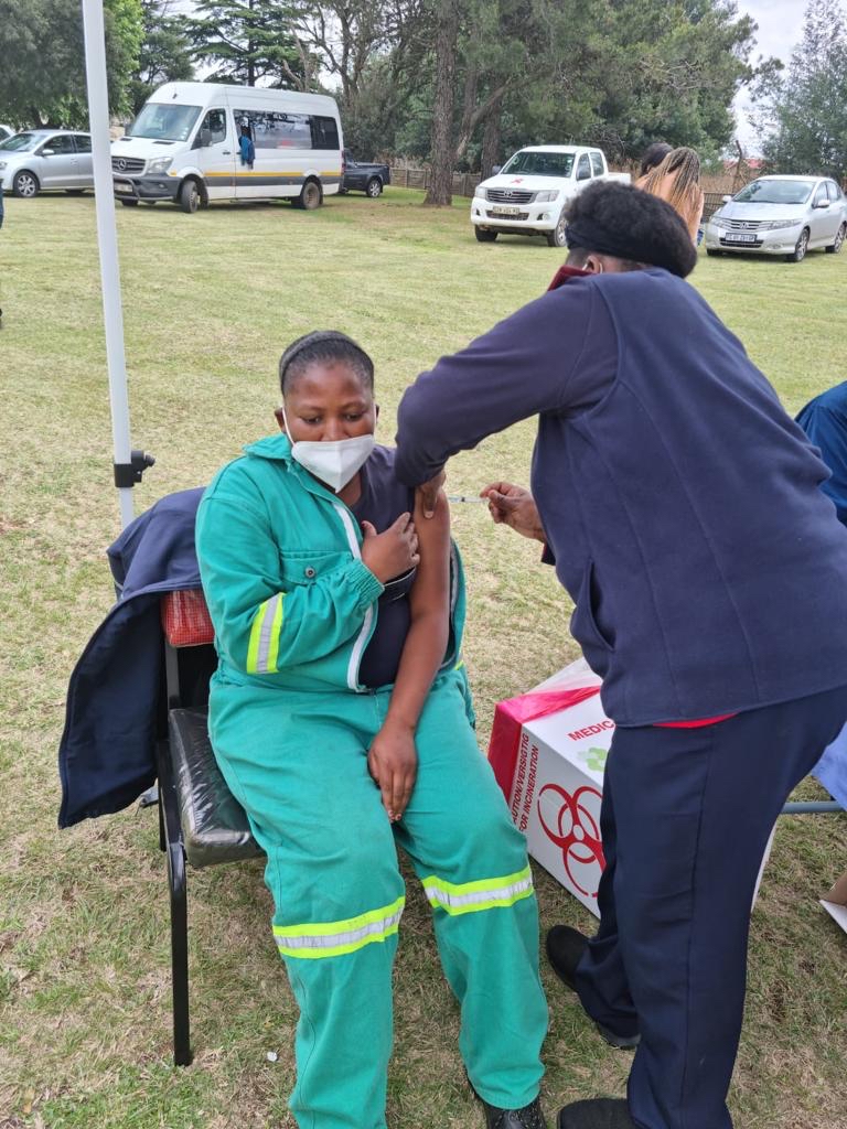 arnotopcomine's tweet photo. We are committed to maintain a working environment that is safe and free from health risks. We are proud to announce that 274 employees and business partners have been vaccinated since the start of our internal vaccination drive.#IchooseVaccination https://t.co/t9xl77oz5K