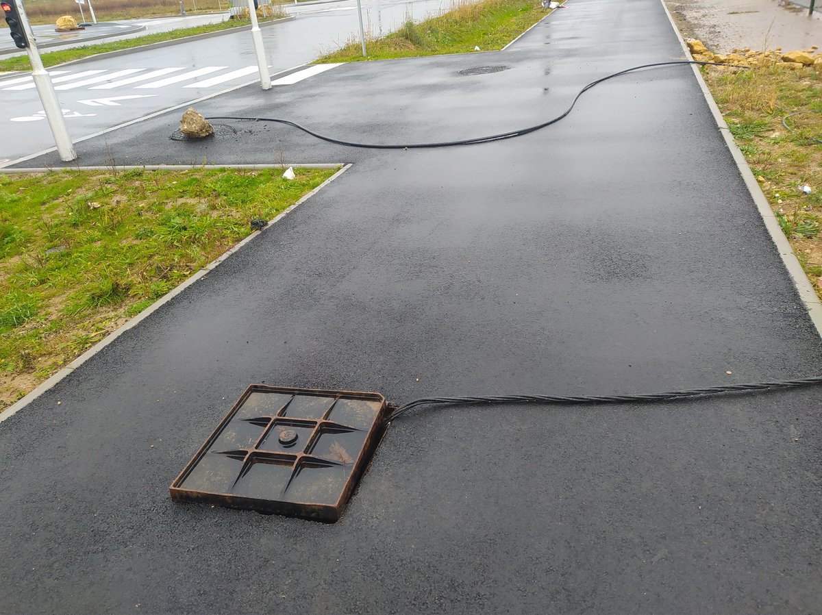 Velotaf_Metz's tweet photo. Bonjour @EuroMetroMetz
Depuis plusieurs semaines, des gens du voyage sont installés sur la piste de la #BA128.
Aucun problème avec ça.
Par contre, je crois que tu peux remédier à ça :
1- un trou au milieu d'une piste, c'est dangereux.
2 - les câbles également. https://t.co/USuGINKLpb