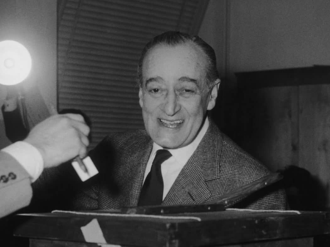 napolissimoit's tweet photo. A Livella, la poesia più amata da Totò: Ecco la vera storia #alivella #culturanapoletana #Totò #Video #ForzaNapoliSempre
https://t.co/1haHBckp1r https://t.co/UsRfgE8Kn4