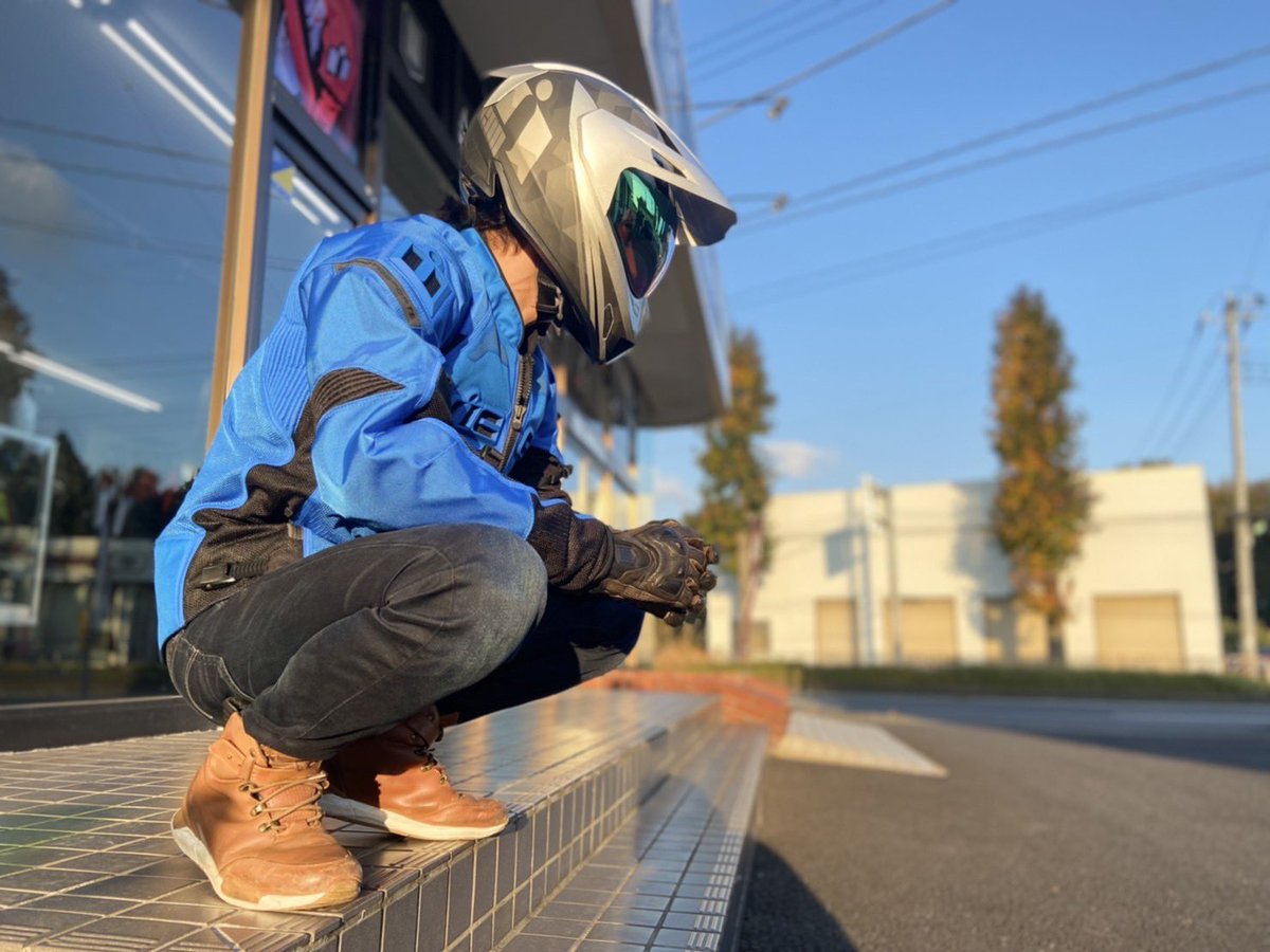AFGMOTO's tweet photo. CONTRA 2 ジャケットは袖付きのインナーがあるから秋の変動しやすい季節にピッタリ。そしてVARIANT PRO は普通にカッコいい。
https://t.co/DqLLNqjBYf #iconmotosports #afgmotosports #contra2 #variantpro #バイク #フルフェイス https://t.co/58SsDxvAi7