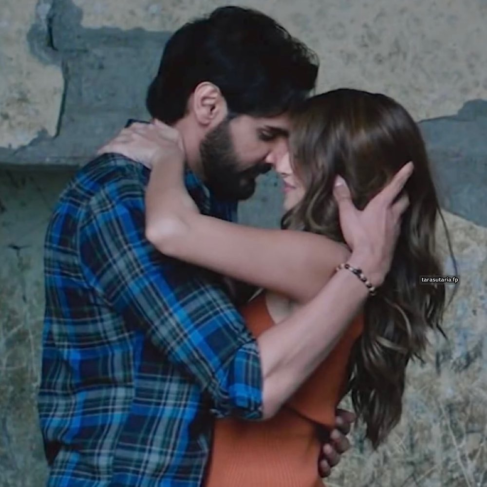 Kya chemistry dikh rhi 
It is so adorable
#TumseBhiZyada