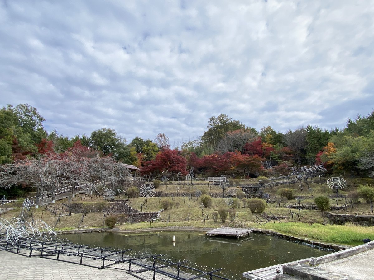 bihokupark's tweet photo. とうとう今週末、11月6日（土）に「備北イルミ」開幕です！
園内はもう秋までの様子とはまるで違い、イルミネーション使用の景色になっています。
オブジェが立ち並び、いったいどんな光になるのでしょうか…！
そわそわしてきました…！
#国営備北丘陵公園  #備北イルミ #カウントダウン #景色 https://t.co/IPQNIDgdmS