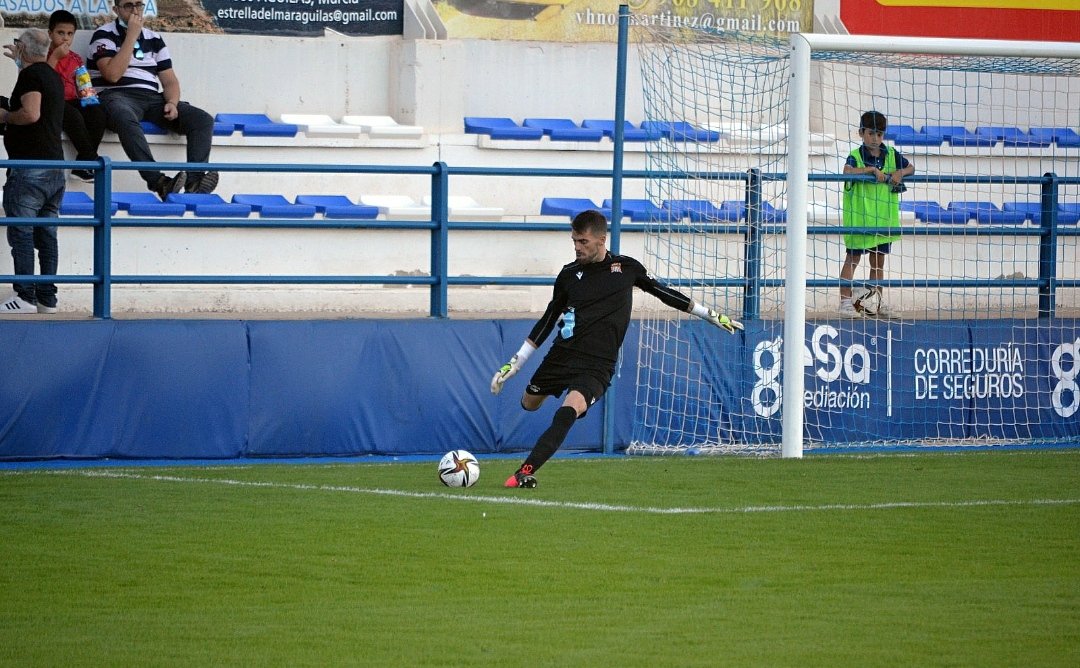 Segunda <a href="/rfef/">RFEF</a> 
El arquero del <a href="/aguilas_fc/">Águilas F.C.</a> , Iván Buigues tendrá que ser operado tras la acción del pasado domingo ante el <a href="/pulpileatletico/">Club Atco Pulpileño</a> .
Las pruebas realizadas han confirmado una fractura de dos metatarsianos del pie derecho.
Baja importante para los de <a href="/molo31/">MOLO</a>