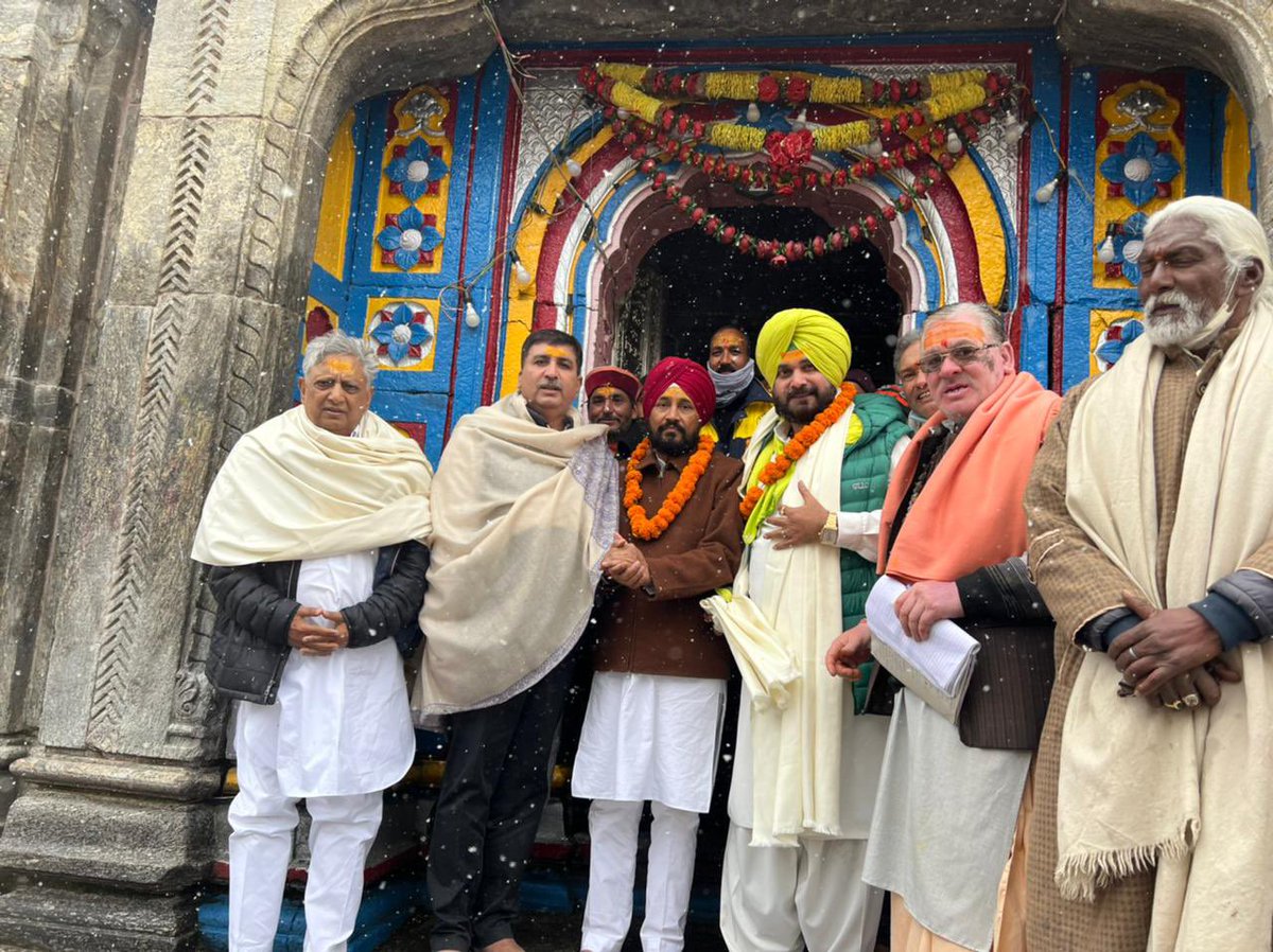 sherryontopp's tweet photo. Life is fragile,handle with prayer …. At Kedarnath, the heavenly abode of Lord Shiva ….Har Har Mahadev ! https://t.co/z40FzVq8zq