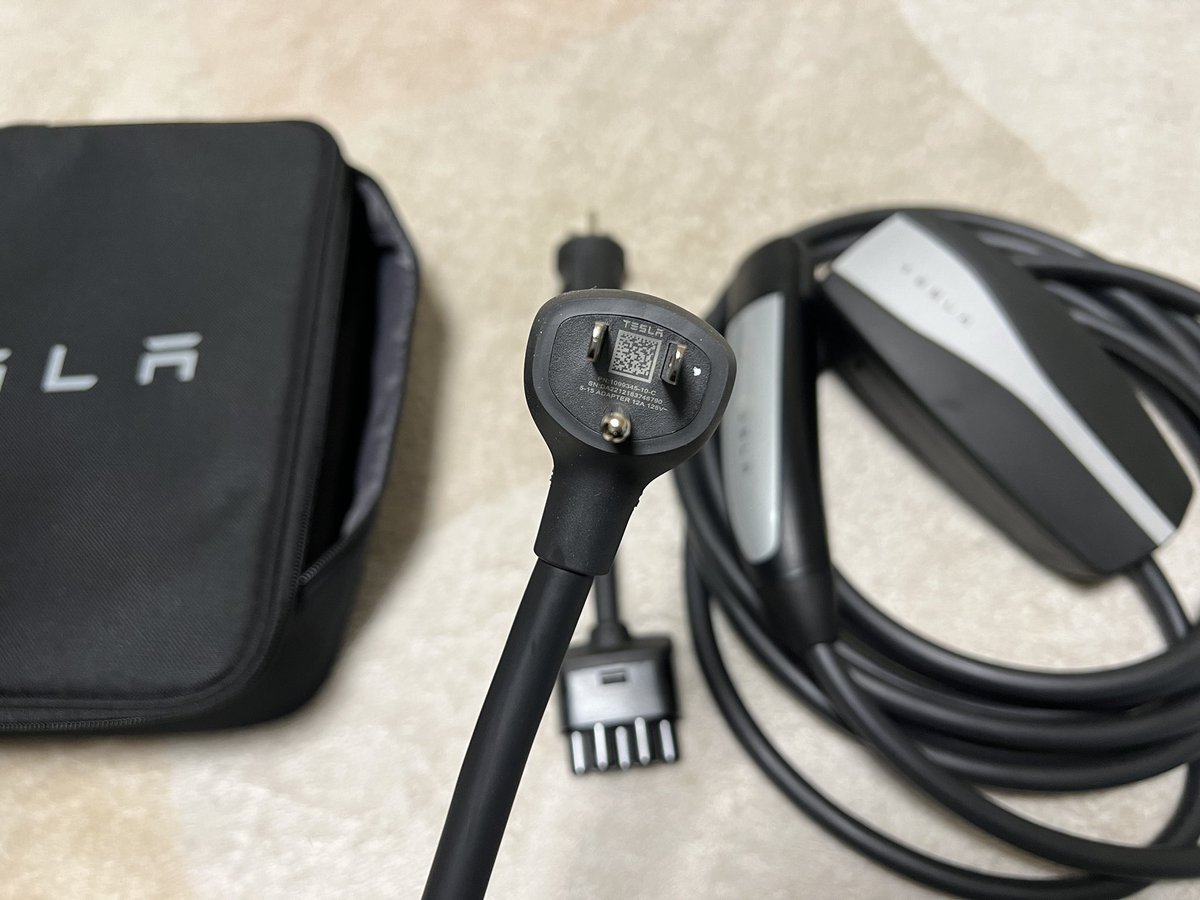 shupeiman's tweet photo. テスラのモバイル充電器到着。3万円なり(品薄)これあると、iPhoneみたいに家庭用コンセントから充電可能です。100v、200v対応。年末までに200v工事したいなー。#iTesla https://t.co/v6qGWGuvS1