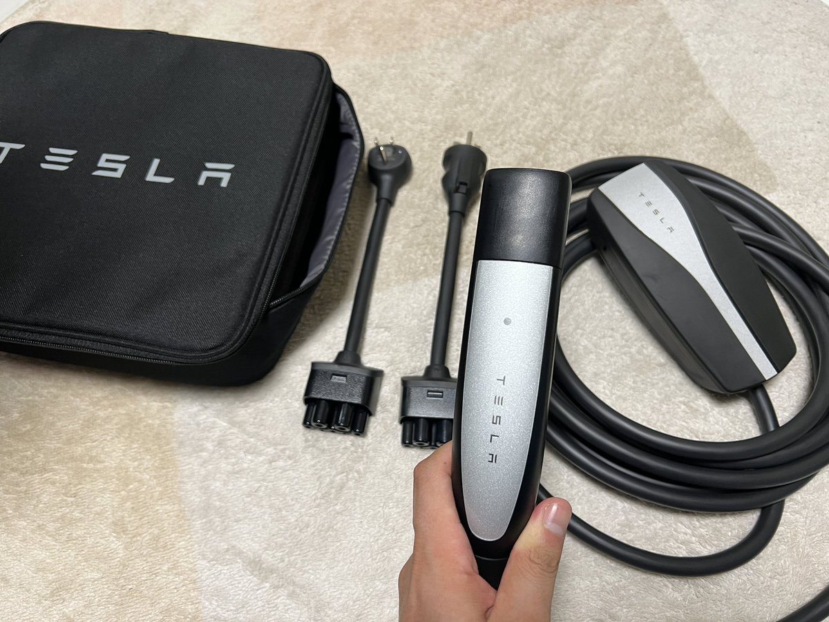 shupeiman's tweet photo. テスラのモバイル充電器到着。3万円なり(品薄)これあると、iPhoneみたいに家庭用コンセントから充電可能です。100v、200v対応。年末までに200v工事したいなー。#iTesla https://t.co/v6qGWGuvS1