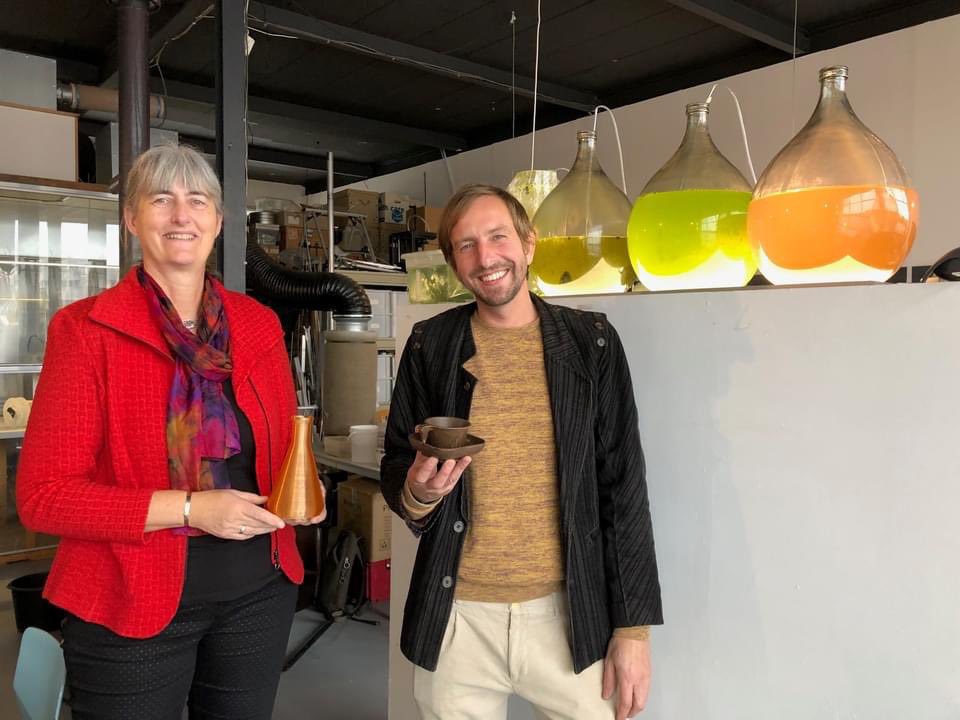 Ontwerpersduo Klarenbeek &amp; Dros zoekt al jaren naar oplossingen voor een biobased economie. Een economie op basis van grondstoffen die steeds opnieuw gebruikt kunnen worden. Hoe ze dit doen? Wethouder <a href="/ABaerveldt/">Annette Baerveldt</a> ging langs!👉 bit.ly/3EBXNCx #WeekvandeZaanseOndernemer