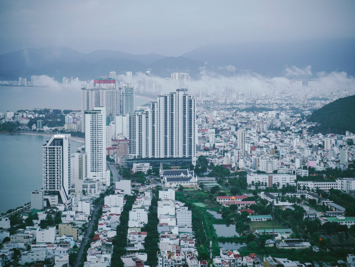 DucHieuMedia's tweet photo. #Núi #Cô #Tiên bao bọc phía Tây Bắc của thành phố. Điểm du lịch này tựa như một nét chấm phá khác biệt trong mắt của du khách khi nói về #Nha_Trang. Sẽ thật tuyệt vời khi đứng trên đỉnh cao nhất và nhìn ra toàn cảnh thành phố biển đẹp hút hồn!
#Camping https://t.co/jneXynMZ8O